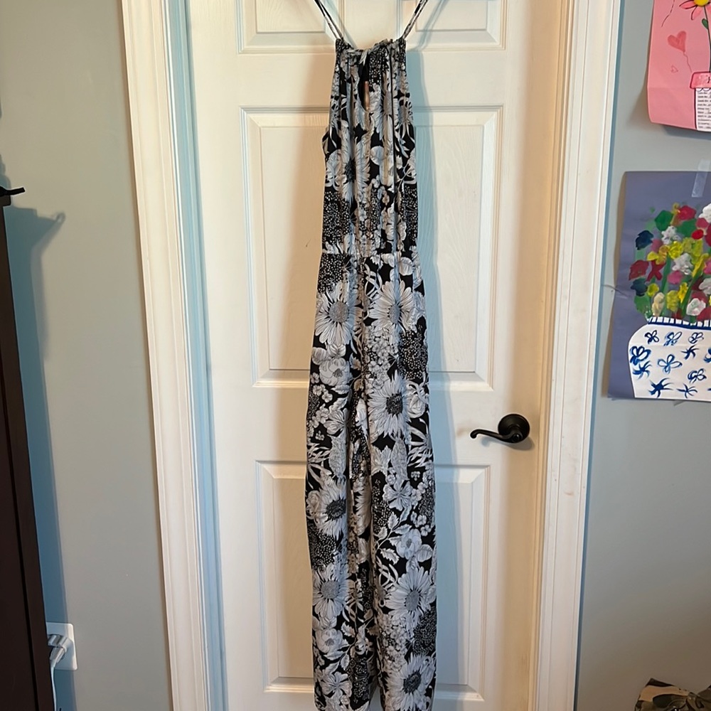 Cute and comfy black and white flower jumper